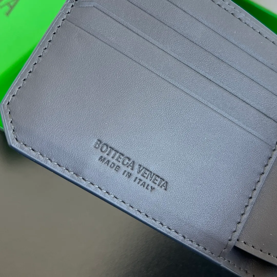 BV's new 796966 woven Piccolo Bi-Fold bi-fold wallet. Fine woven design. Fashionable and classic coexist. Classic calfskin feel. Needless to say, bi-fold short wallet. Intimate design. 8 card slots are enough for daily use. One banknote layer and two extra pockets for change, banknotes and cards to keep your storage organized. P560 Size9.5*11*0.5cm